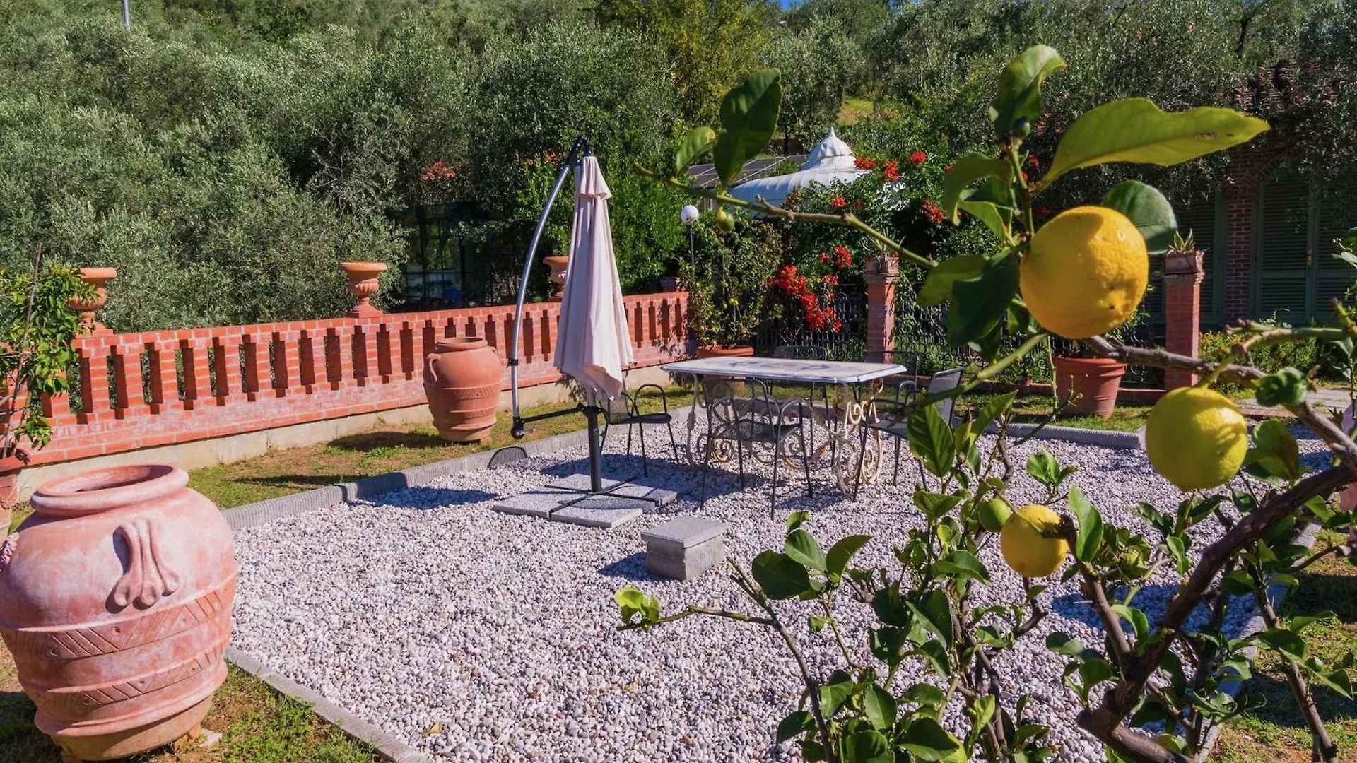Semesterbostad Bright Farmhouse In Montecatini Terme With Swimming Pool