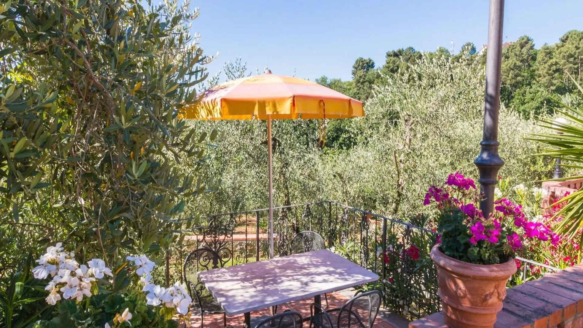 Semesterbostad Bright Farmhouse In Montecatini Terme With Swimming Pool