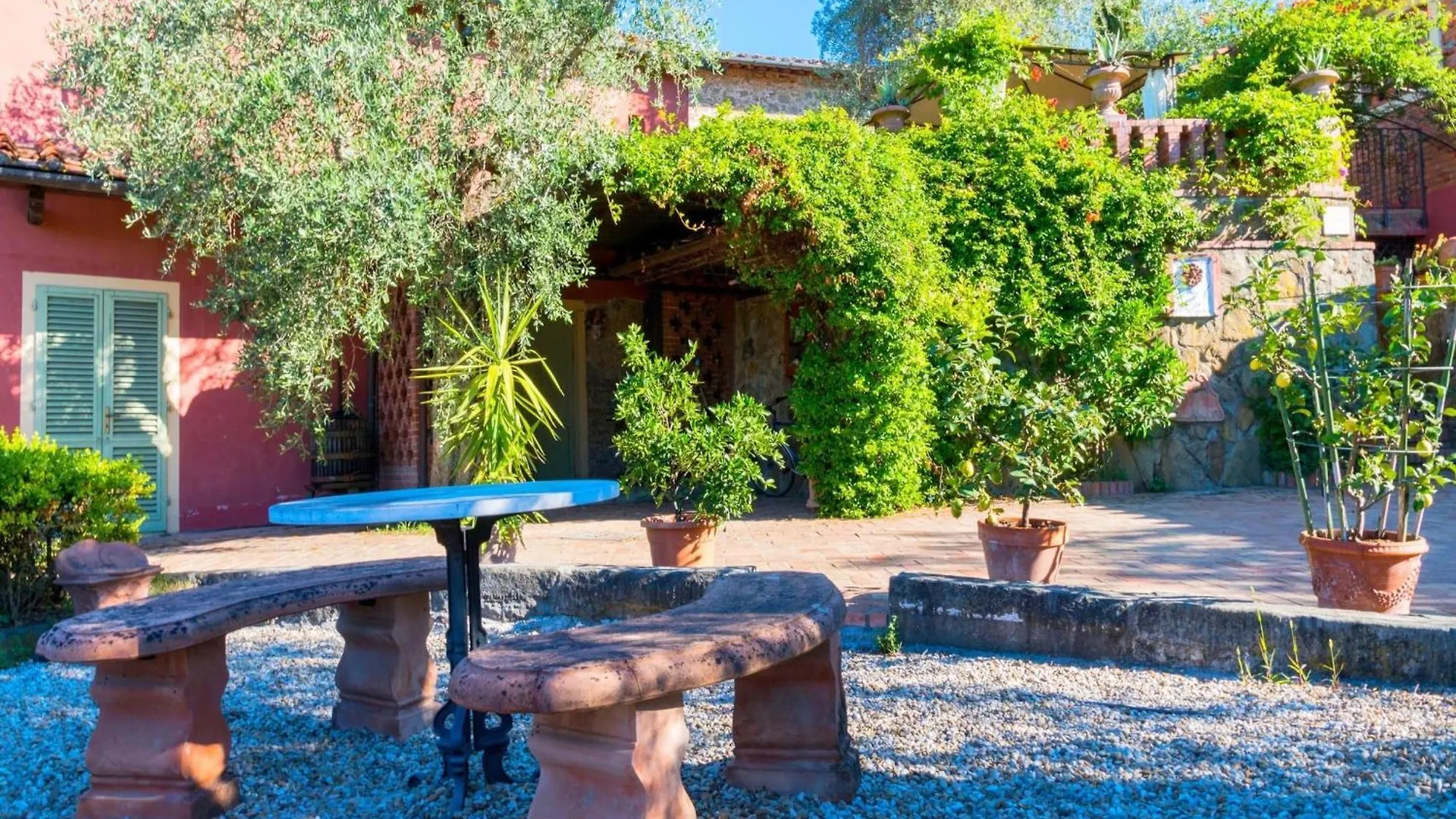 Semesterbostad Bright Farmhouse In Montecatini Terme With Swimming Pool Italien
