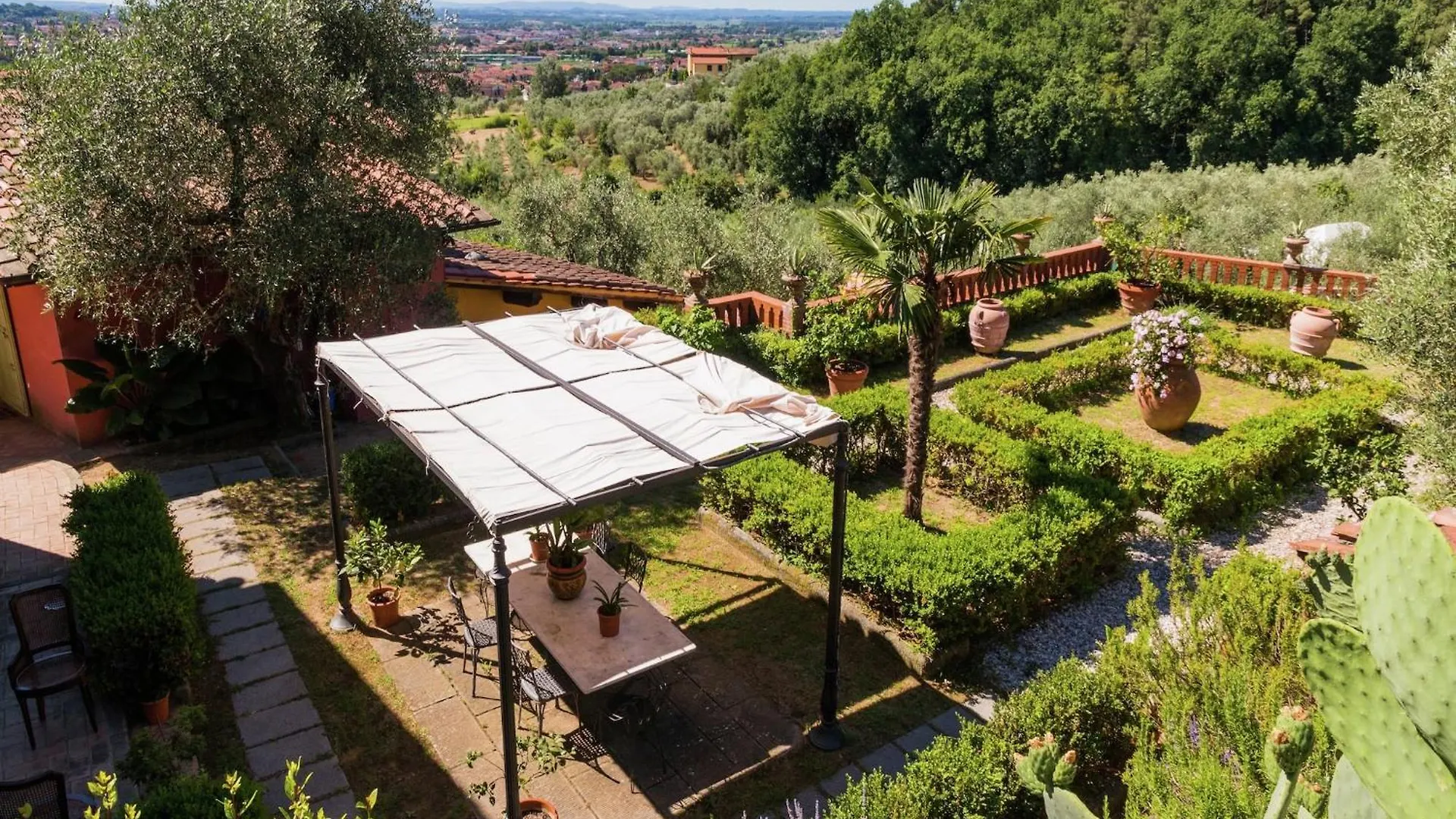 Bright Farmhouse In Montecatini Terme With Swimming Pool